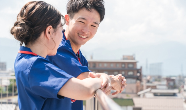 屋上で談笑する理学療法士2人